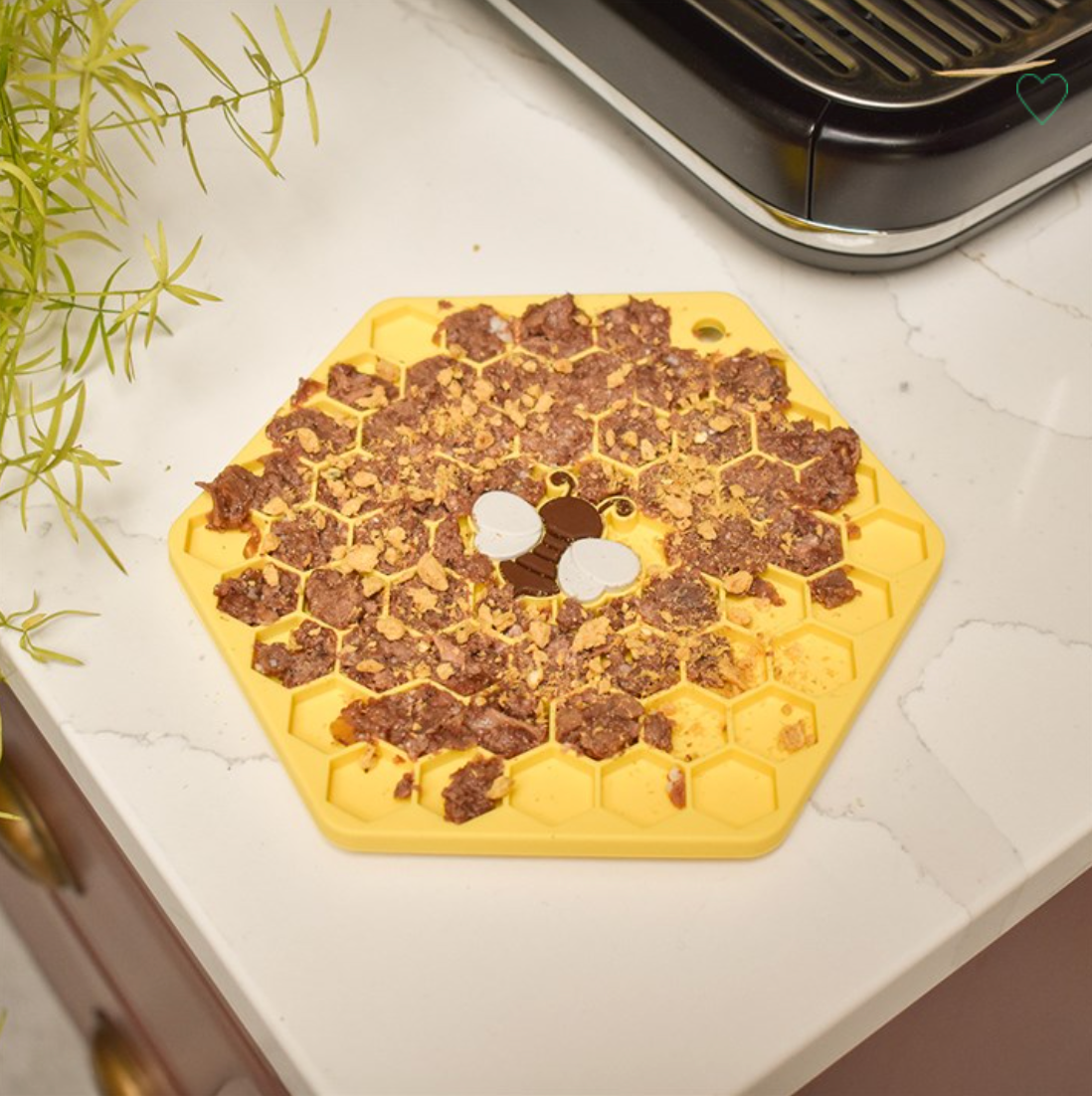 Great&Small Slow Down Bee Hive Silicone Snack Pad