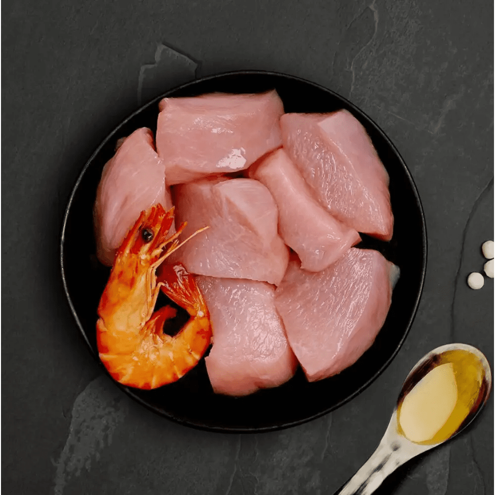 Canagan highly nutritious complete cat food with raw chicken breast slices and whole shrimp