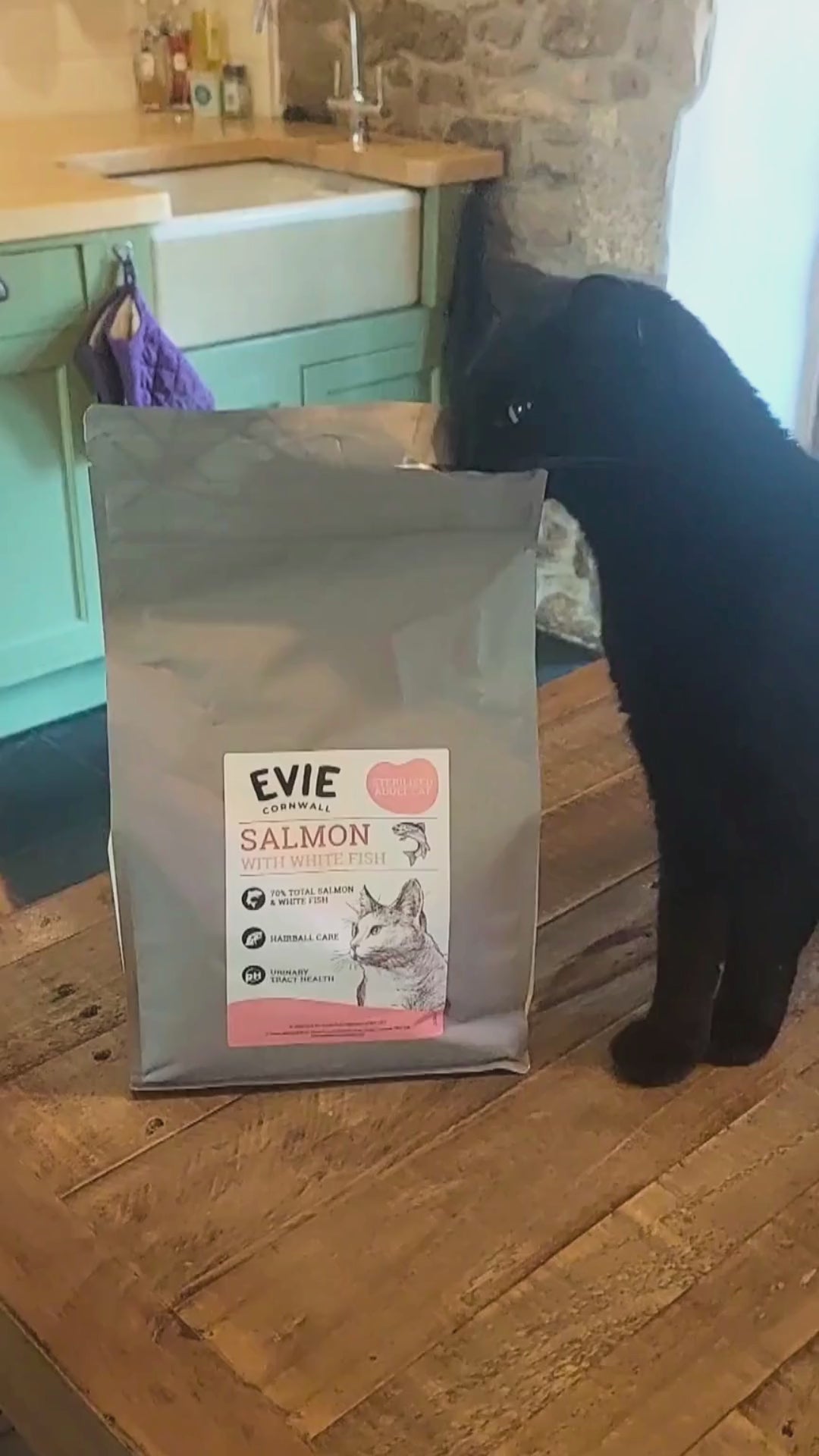 Charger la vidéo : Evie Natural Dry Cat Food Turkey With Chicken