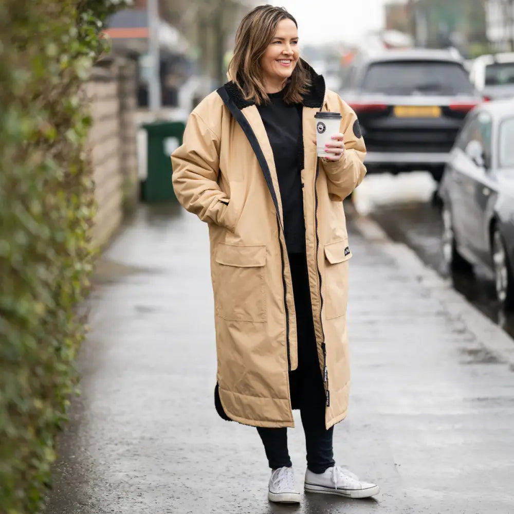 Camel Cobe Black Edition changing robe: beige oversized puffer coat